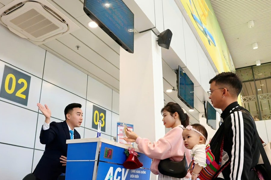 Nghỉ Tết Dương lịch 4 ngày, nhiều người ‘lật đật’ tìm vé máy bay đi chơi lễ