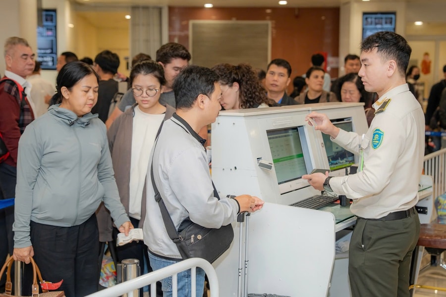 Giá vé nội địa tăng mạnh dịp Tết Dương lịch, sân bay quá tải cục bộ