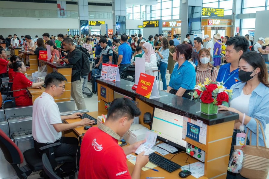 Các sân bay 'căng mình' đón dòng người trở lại ngày cuối kỳ nghỉ Tết Dương lịch