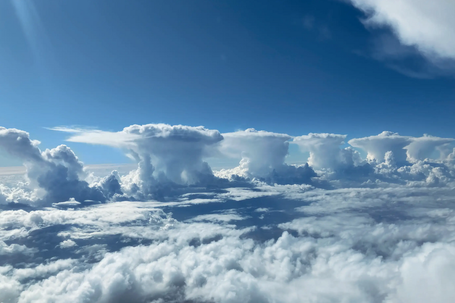 Phi công ghi lại cảnh mây giông hiếm thấy từ buồng lái