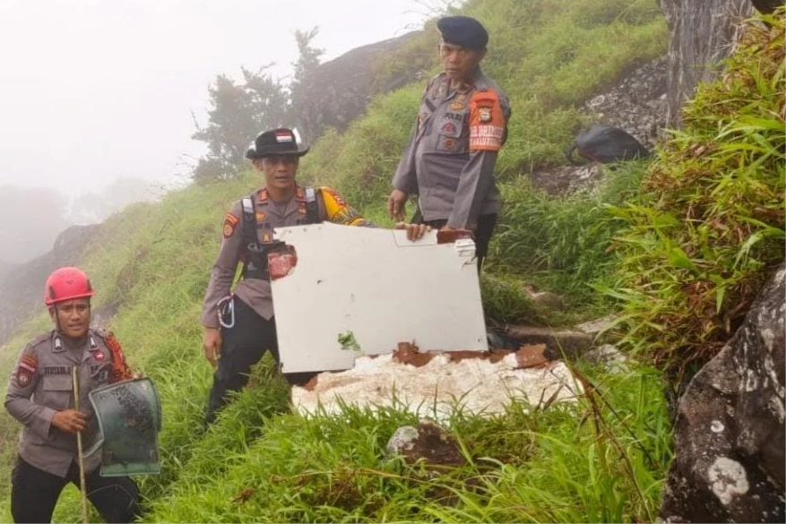 Tai nạn máy bay ở Indonesia: Tàu bay va vào núi