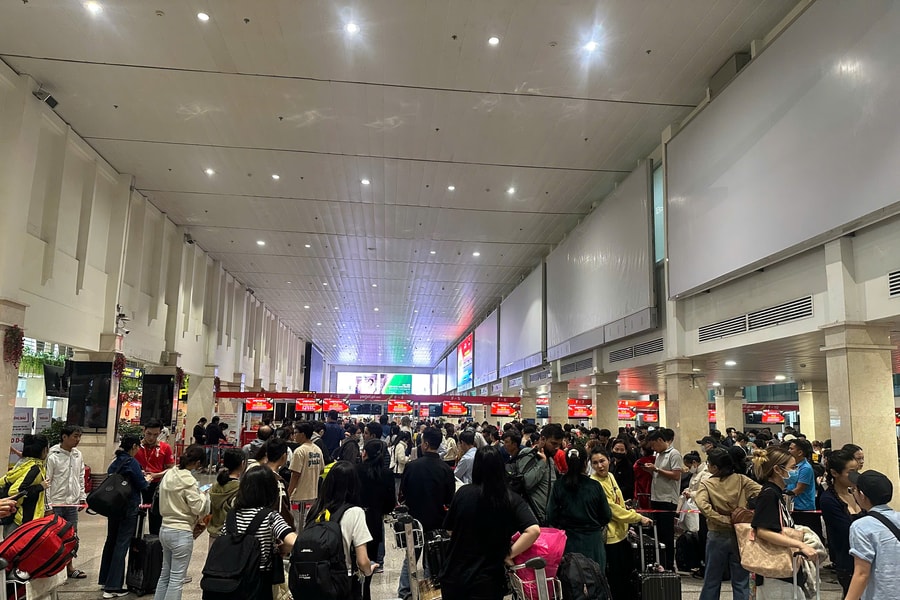 Chật vật những chuyến bay ngày giáp Tết