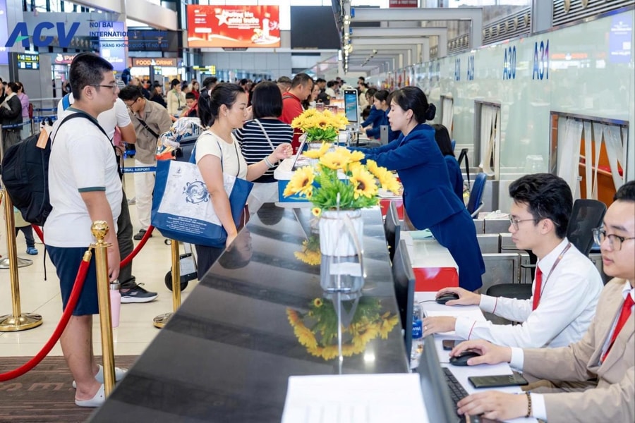 Đường bay Hà Nội - TP.HCM vẫn 'nóng', chi gần 10 triệu đồng chưa chắc có chỗ