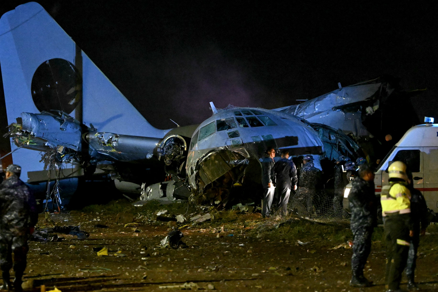 Máy bay trọng tải 20 tấn chở tiền bị rơi trên đại lộ, hơn 40 người thương vong