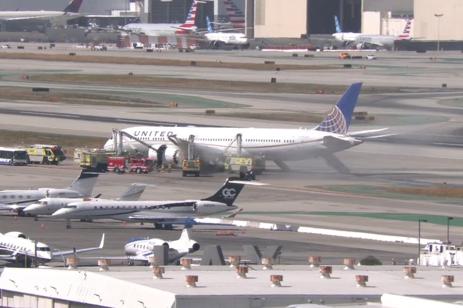 Máy bay Boeing lại gặp sự cố động cơ