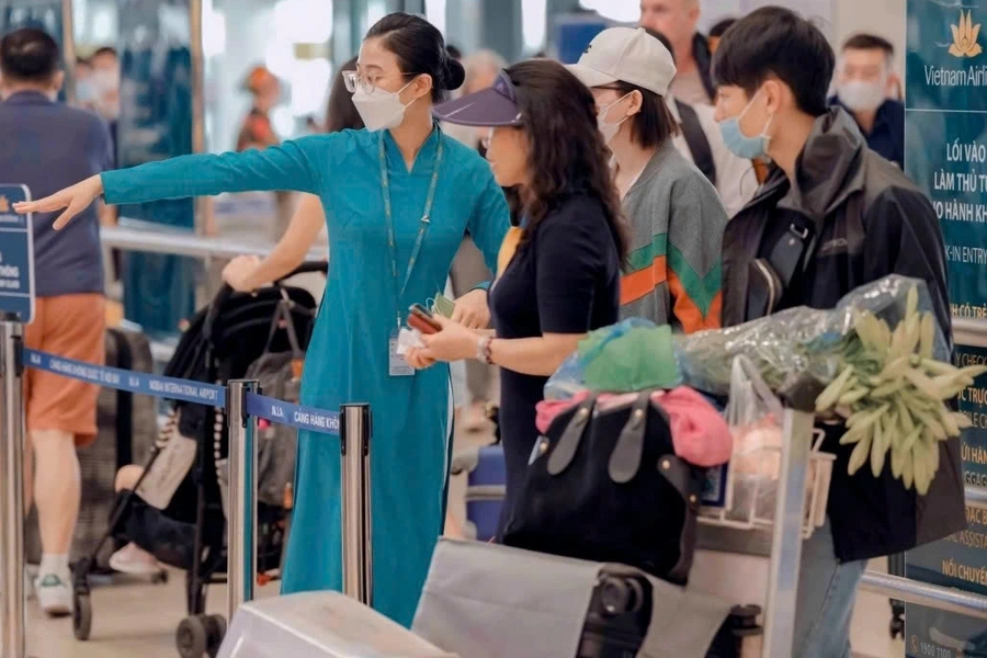 'Bóng hồng' thầm lặng góp sức giữ nhịp cho những chuyến bay