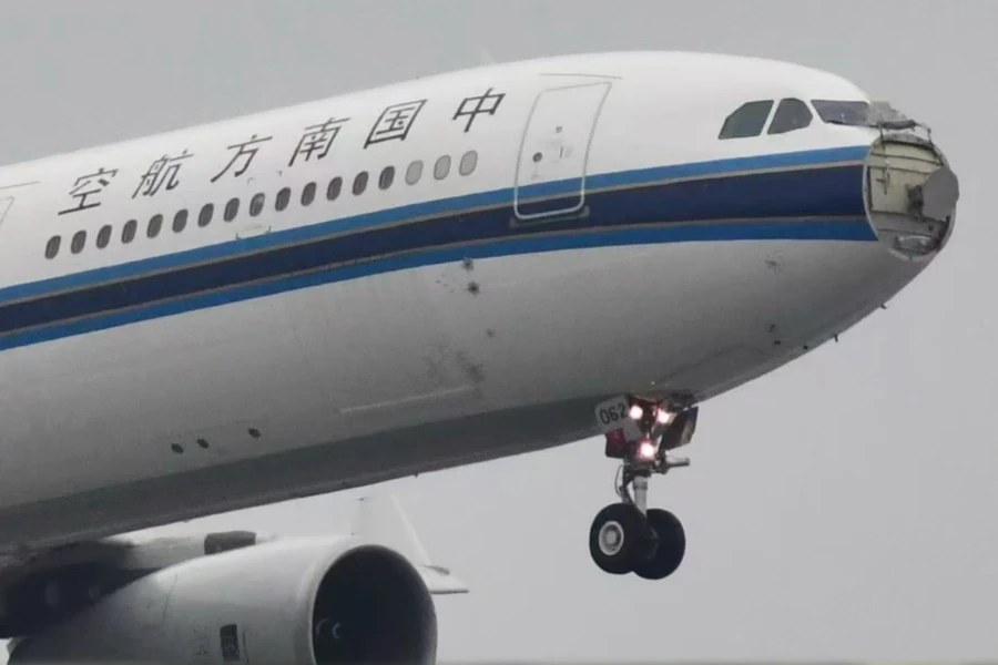 Máy bay vỡ toác mũi sau va chạm với chim trời, buộc phải quay đầu khẩn cấp