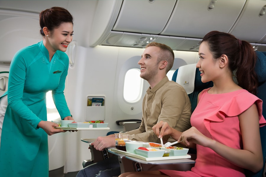 Nghệ thuật "phải bán hết suất ăn có sẵn mà khách đều hài lòng" của tiếp viên hàng không