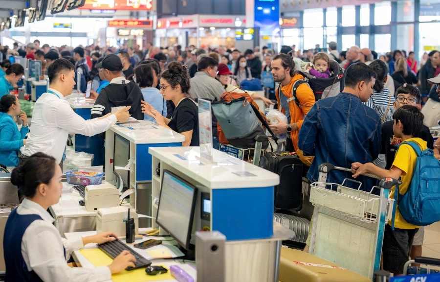 Nhu cầu bay sát dịp lễ tăng mạnh, nhiều chặng đi từ Hà Nội và TP. HCM kín chỗ