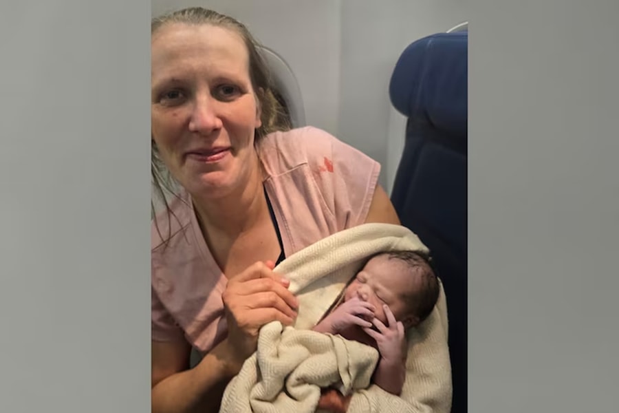 Thêm một ca sinh con trên chuyến bay: Dây giày trở thành dụng cụ y tế