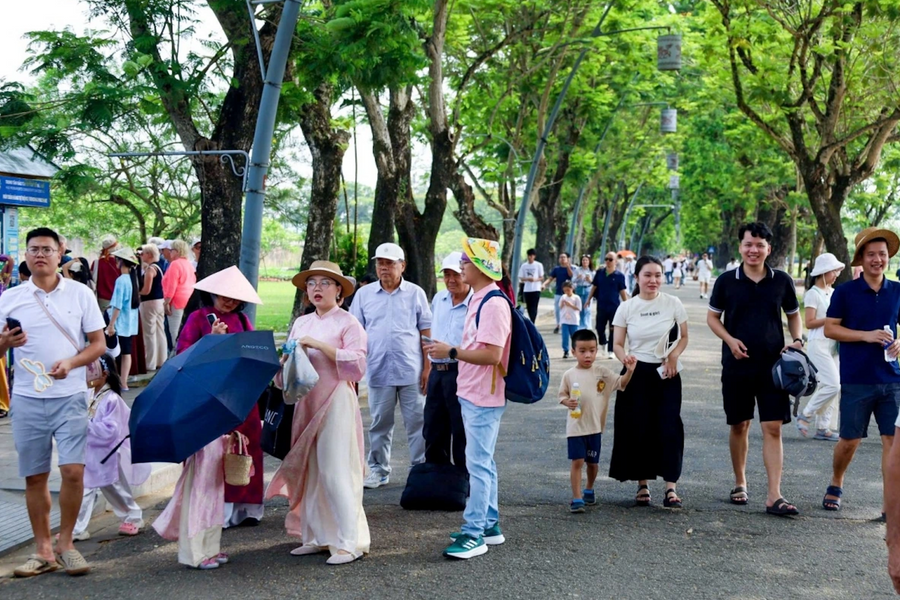 'Một nửa Việt Nam đi Huế': Vì sao cố đô Huế bất ngờ thành "tọa độ quốc dân"?