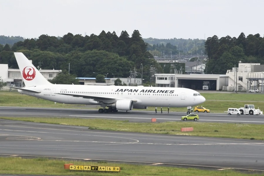 Để tiếp viên uống rượu, CEO Japan Airlines bị cắt giảm lương