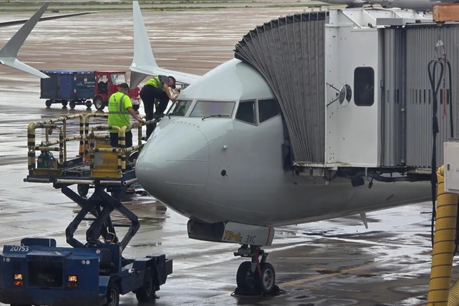 Cửa buồng lái bị kẹt khiến chuyến bay American Airlines chậm hơn 2 giờ