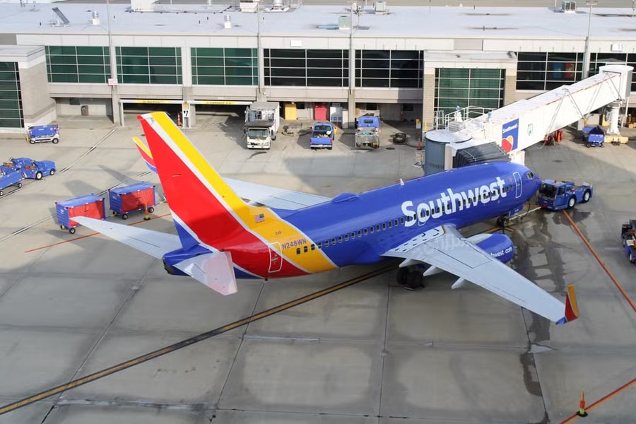 Boeing 737-700 của Southwest Airlines va chạm với xe chở hành lý