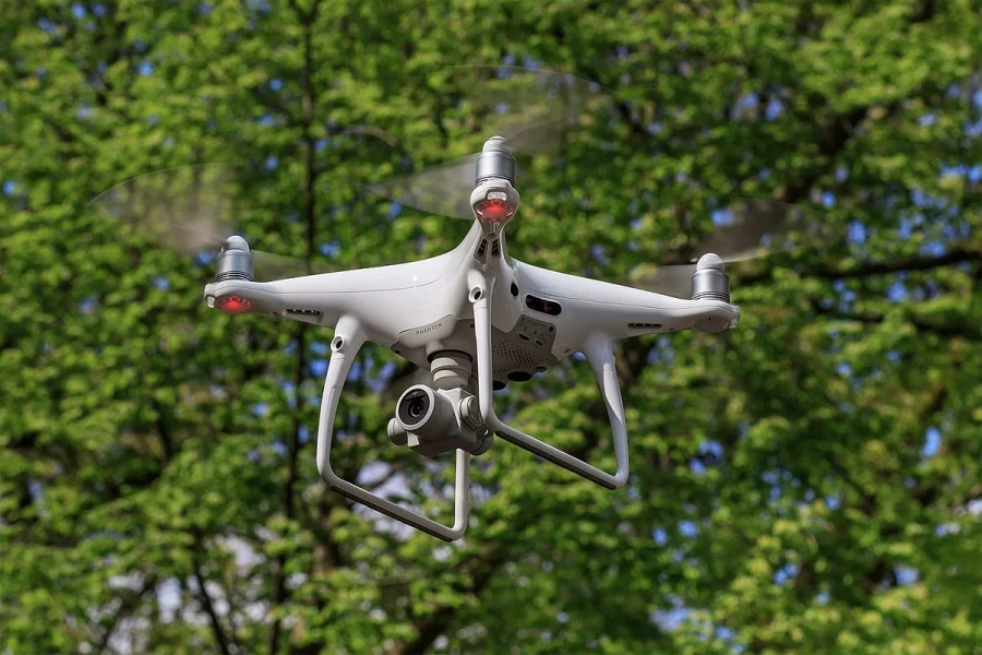 Drone, flycam phải gắn mã định danh và thiết bị quản lý bay từ ngày 20/7