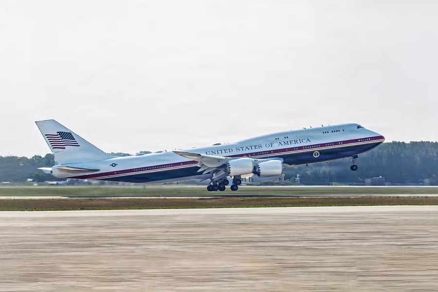 Chuyên cơ 400 triệu USD của ông Trump thực hiện chuyến bay quốc tế đầu tiên