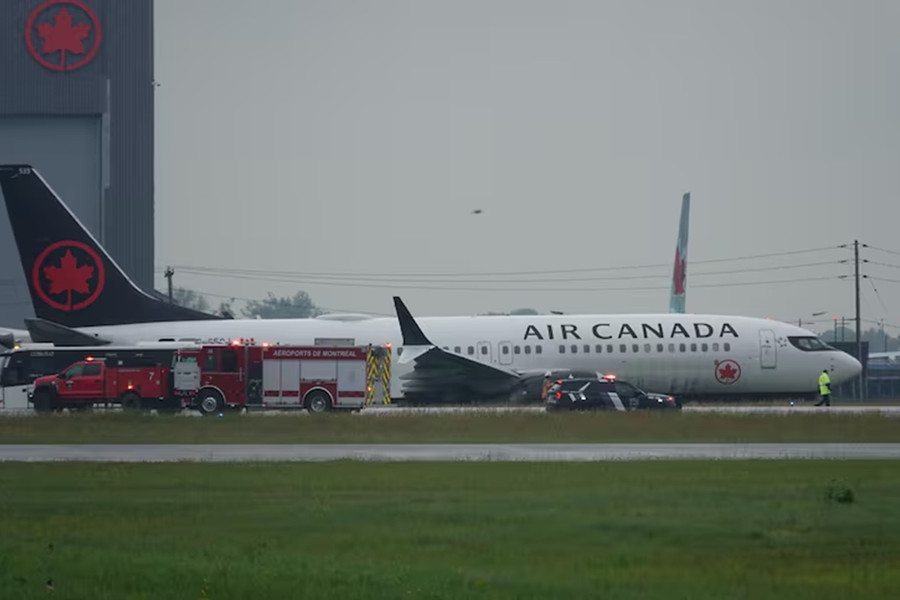 Boeing 737 MAX chở 156 khách của Air Canada trượt khỏi đường băng