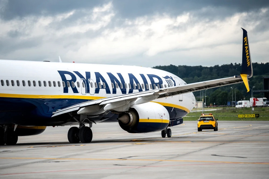 Cửa sổ Boeing 737 bị bung, hành khách của Ryanair suýt bị hút ra ngoài