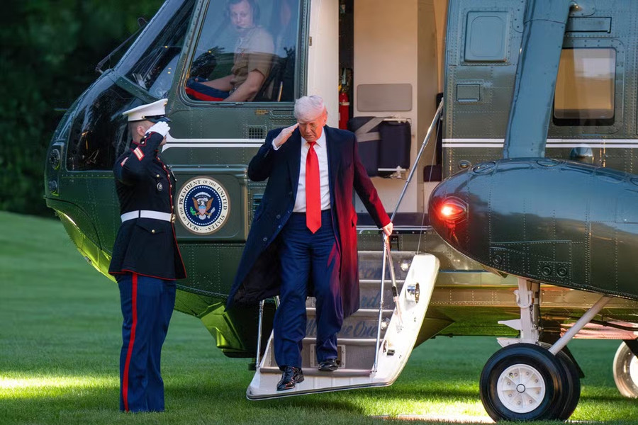 Trực thăng chở Tổng thống Trump suýt ‘va chạm’ với máy bay chở khách