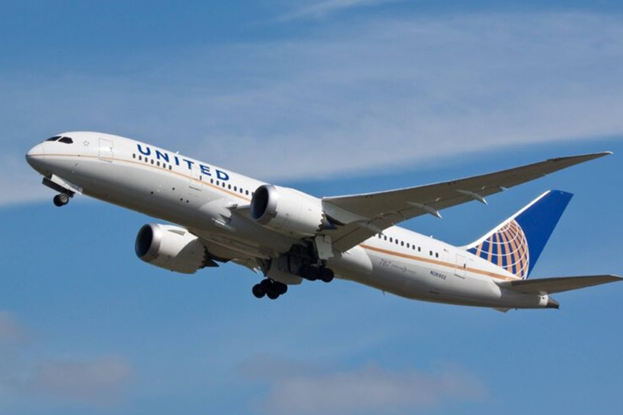 Boeing 787 chở 175 khách bị nứt kính chắn gió giữa Đại Tây Dương