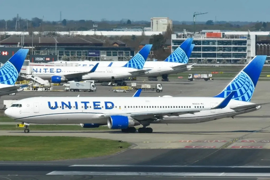 Boeing 767 của United Airlines hạ cánh khẩn chỉ với 1 động cơ