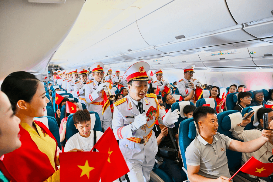 Đưa giai điệu Tổ quốc lên độ cao 10.000 m chào mừng Quốc khánh