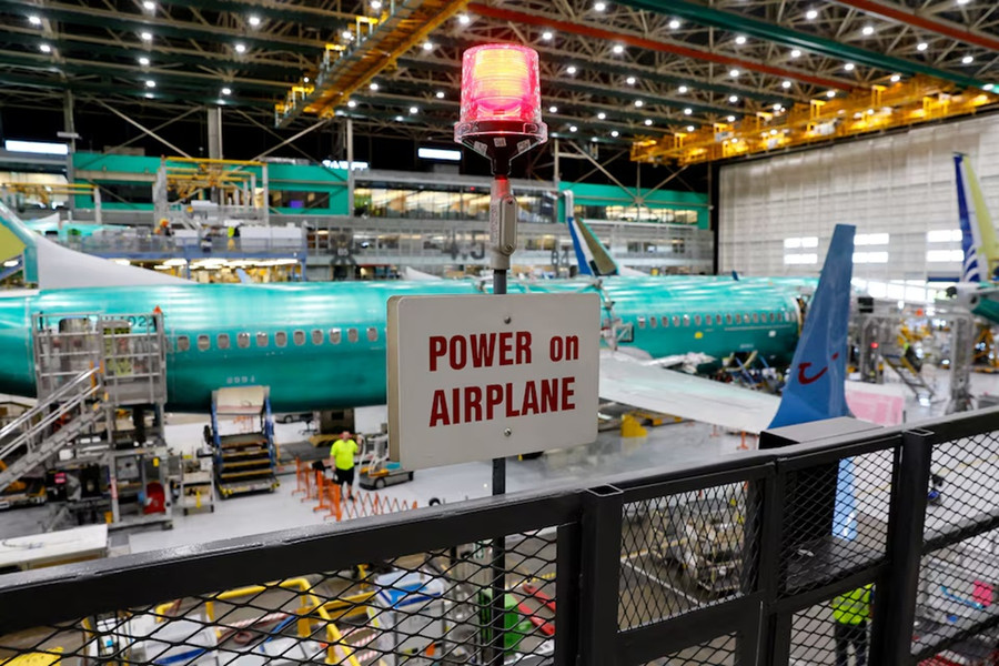 Boeing bị phạt hàng triệu USD, rắc rối lan sang hãng bay