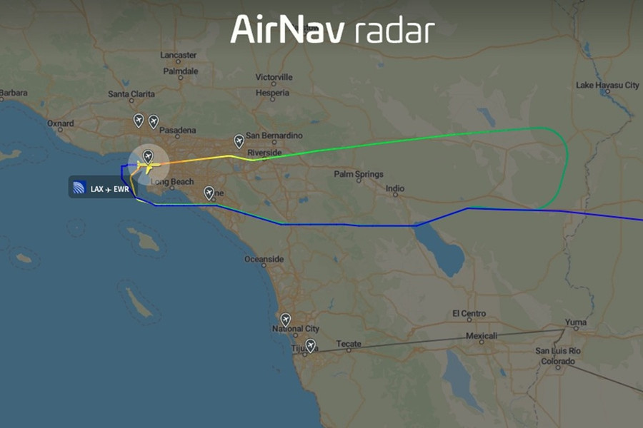 Máy bay của United Airlines và Air Transat cùng gặp sự cố