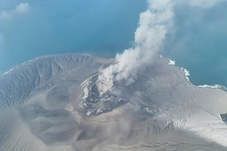 Núi lửa Anak Krakatau dịu lại, hàng nghìn chuyến bay Indonesia vẫn đình trệ